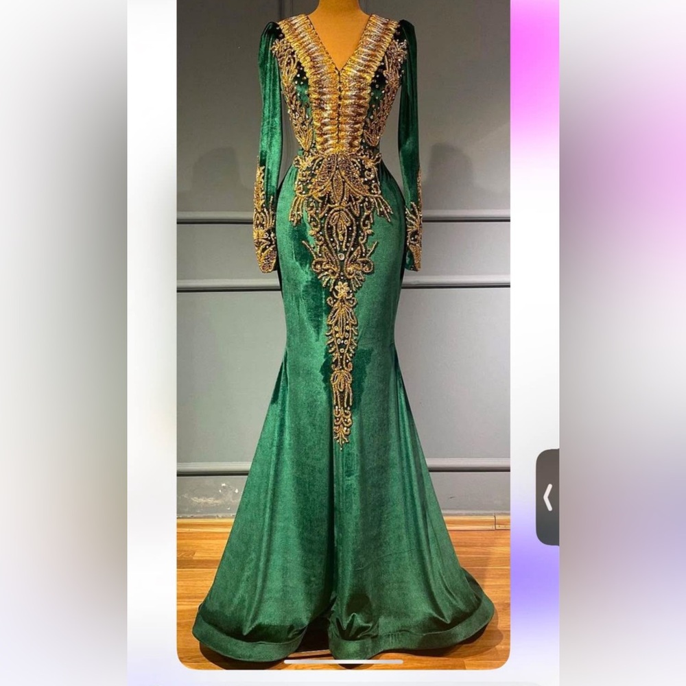 🛑 SOLD Beautiful green gown